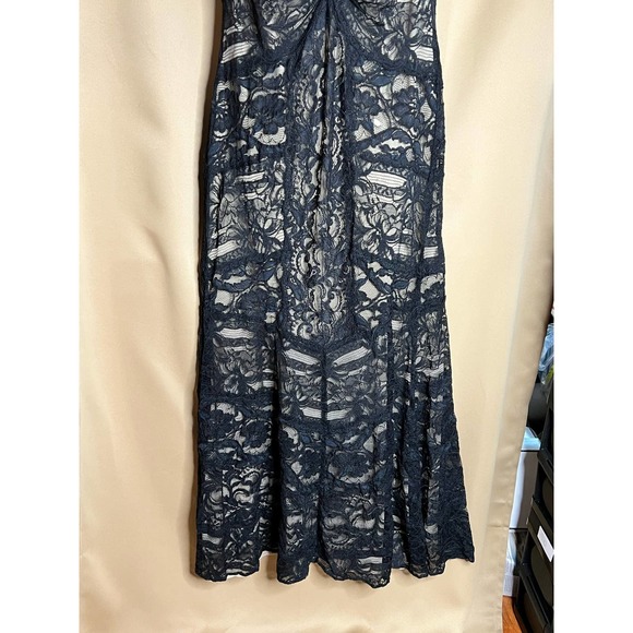 Nicole Miller Tempted By You Lace Gown in Black and Nude 16 - Picture 11 of 16